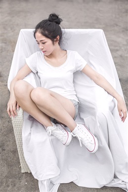 双人床上信息动作摄影-卧室创意摄影怎么拍出信息互动感